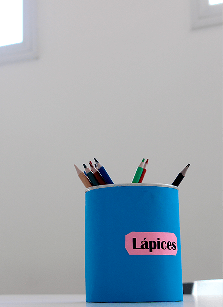 Recipiente con lápices de colores usados en las actividades de Espacio Encuentro